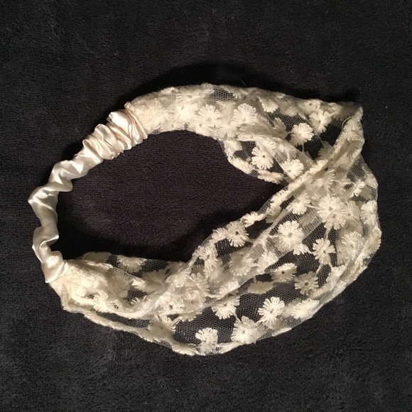 Claire's Accessories - ⭐️ FREE ADD ON Cute White Flower Headband